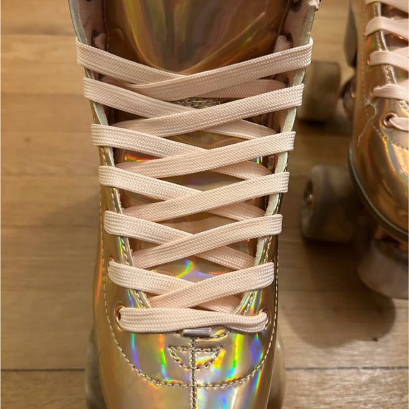 Golden Roller Skates - Picture 5 of 7